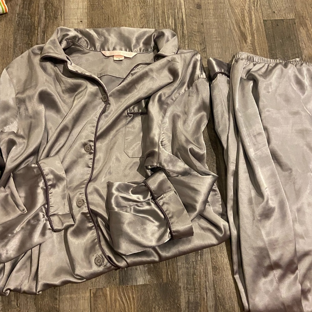 MEDIUM VINTAGE VICTORIA’S SECRET PAJAMA SET